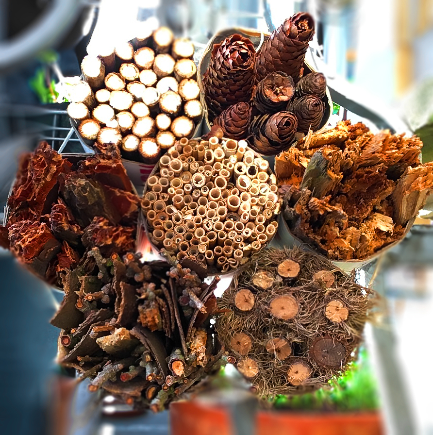 Insektenhotel aus Müsliboxen mit verschiedenen Naturmaterialien