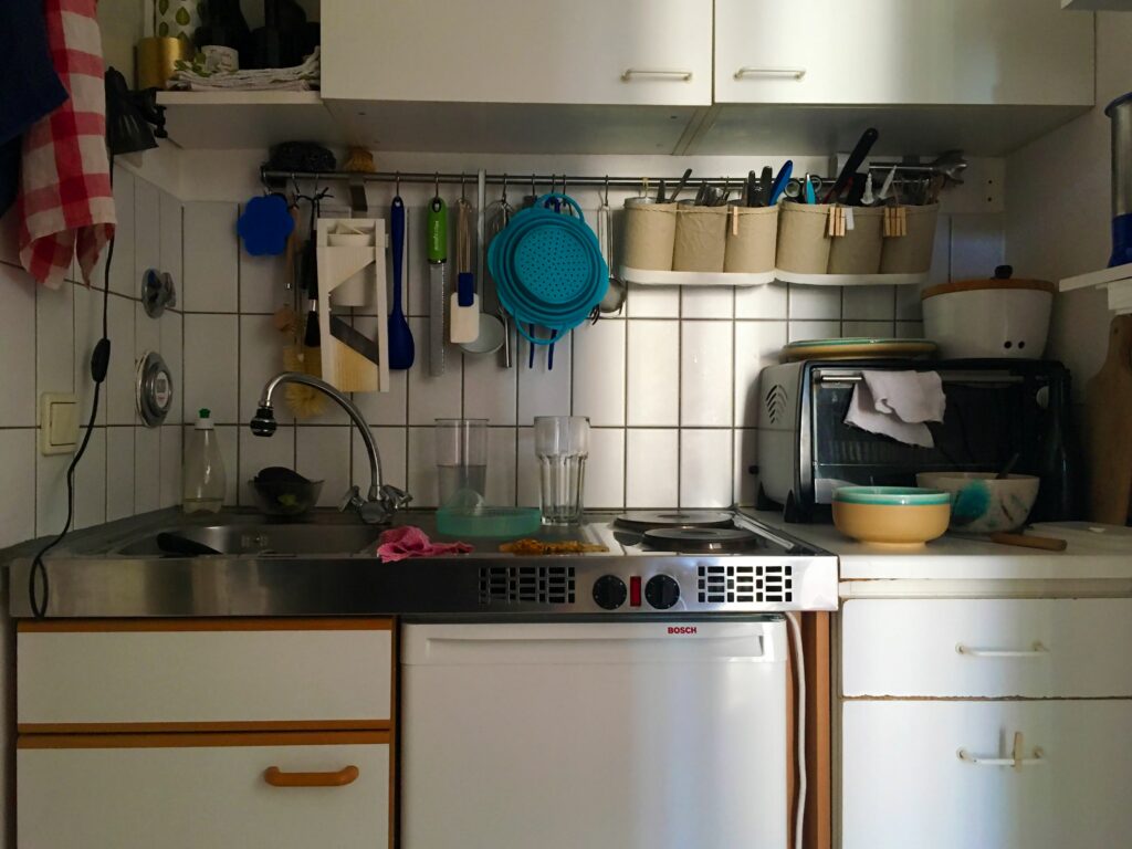 Kleine Küche mit alten, unschönen Möbeln