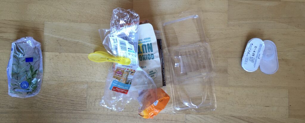 Verpackungen von Taschentüchern, sporadisch gekauften Einzelprodukten und Kontaktlinsen