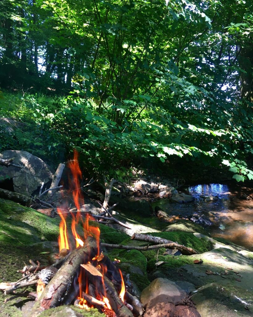 Feuer auf Steinen am Bach