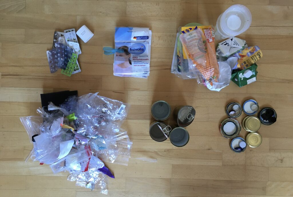 Verpackungen von Medikamenten, Masken, veganen Ersatzprodukten, Tomatendosen, Deckel und Gemischtes