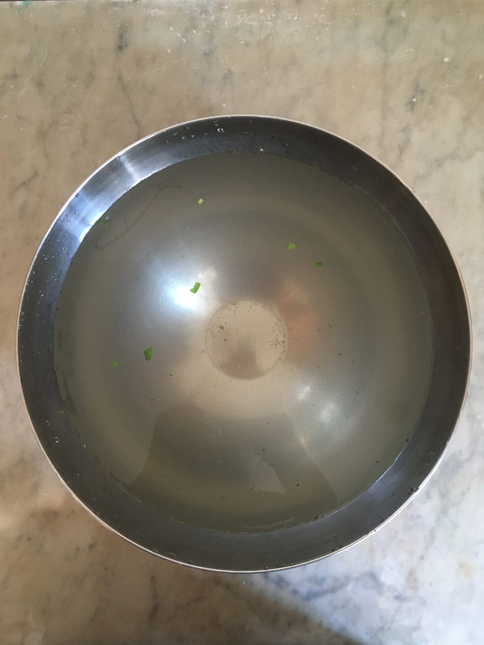 Schüssel mit Salat-Wasch-Wasser