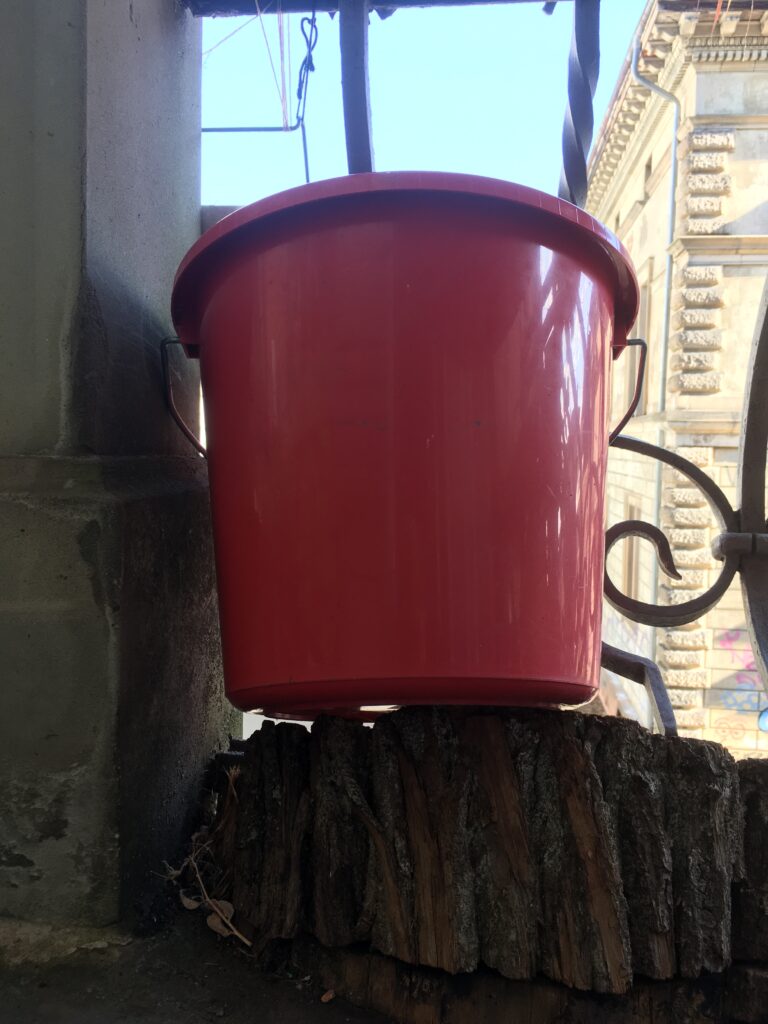 Eimer zum Auffangen von Regenwasser