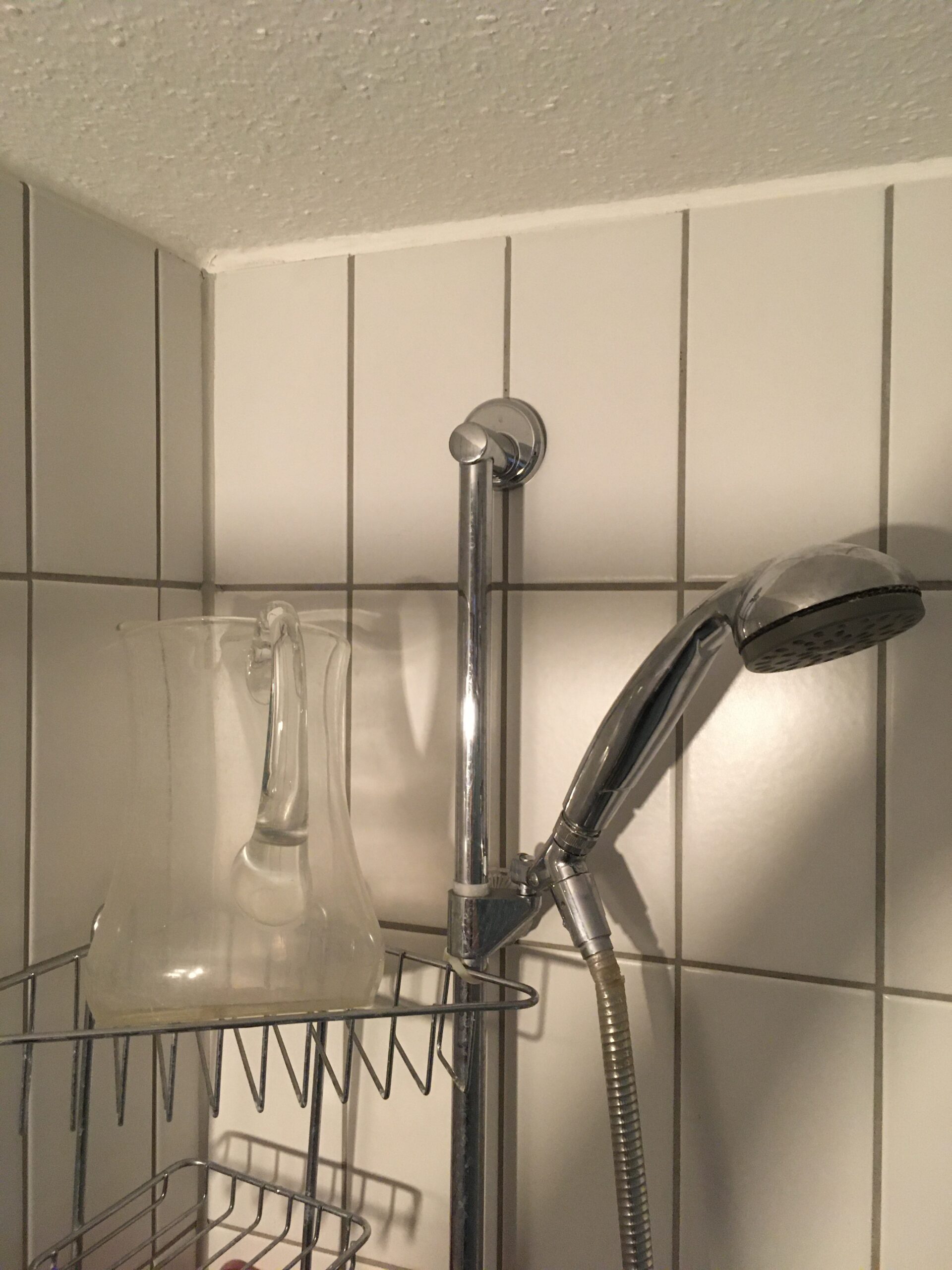 Krug zum Auffangen von Vorlaufwasser in der Dusche